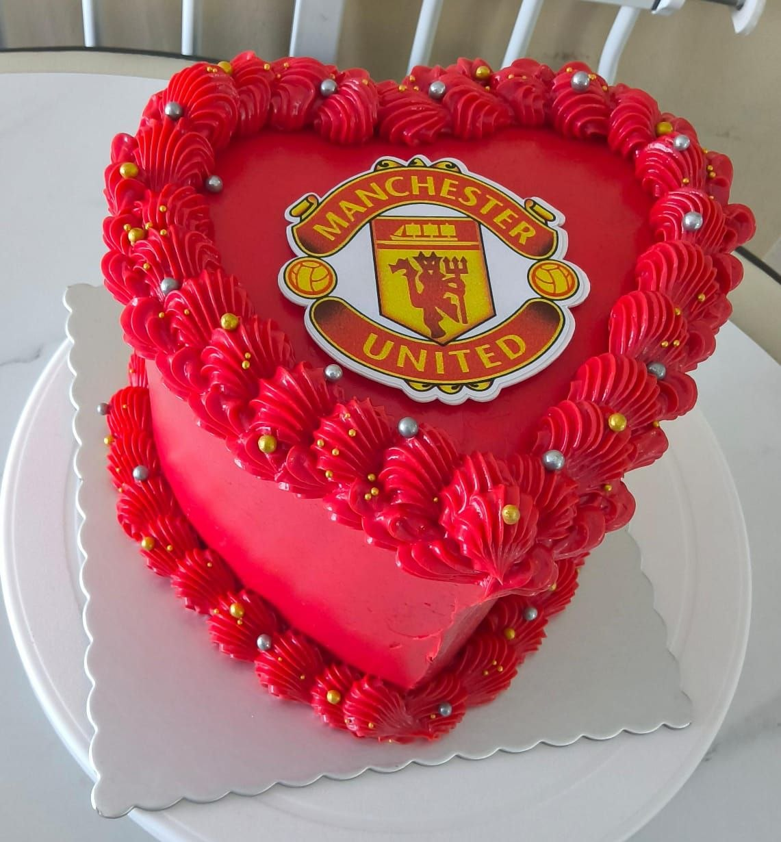 Red heart cake with Manchester United crest